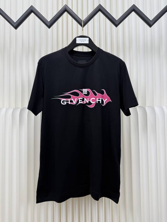 纪梵希Givenchy 火焰印花短袖 正品开版-实体柜台-顶奢品质 秒杀市面一切版 采用50支双股活性黑以及1*1索罗纳罗纹 手感柔软 舒适亲肤 搭配渐变火焰和