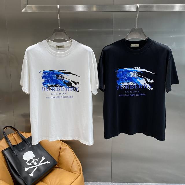 巴家 Burberry短袖 经典骑士的现代演绎！简约又大气，散发着低调的奢华感。蓝色的骑士印花，生动又醒目，骑士骑在马上，英姿飒爽。彰显着品牌的英伦风范与精湛工