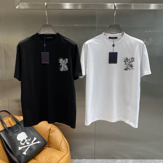 驴家 Lv短袖 潮流涂鸦的个性彰显！ 标志性的Lv字母以涂鸦泼墨的形式呈现，白色的颜料肆意挥洒，搭配上方的黄色小标牌，充满了街头潮流感和艺术气息。独特的设计打破