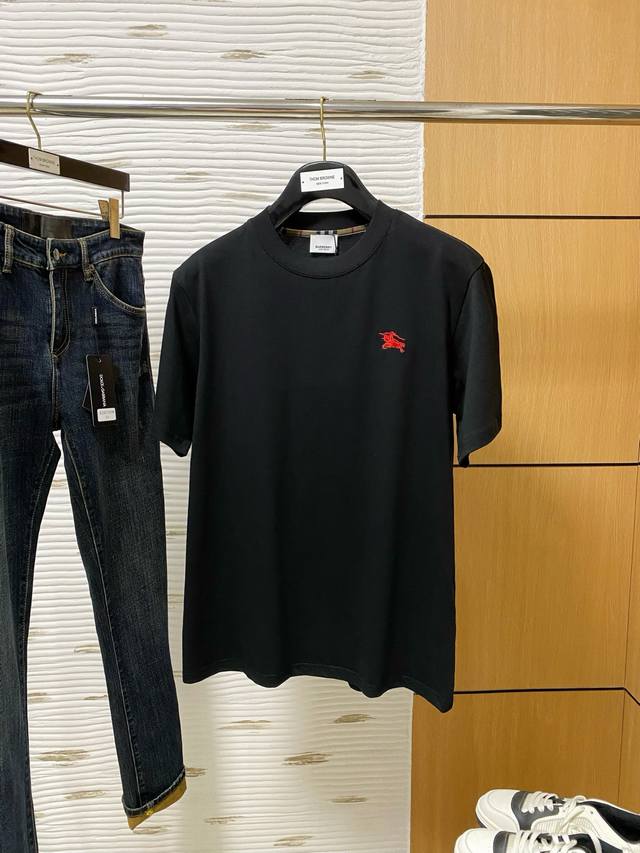 巴宝莉单穿打底都是首选 高定面料纯棉面料！2025春夏新品短袖时尚经典圆领短袖时尚单品设计，更加时尚舒适，高标准定制，上身非常有型，胸前品牌经典Logo 图案
