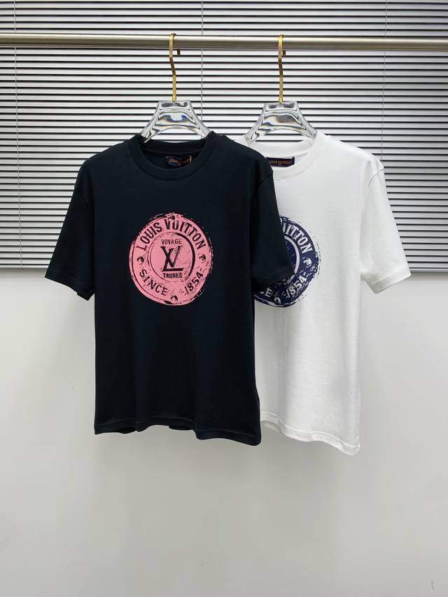 Lv2025春夏新款男女同款短袖T恤，最新款全网独家首上！！~既经典有时尚百搭，谁不爱啊，将经典再次展现，非常的耐看，自带低奢光环与辨识度！传统的品牌理念和现代
