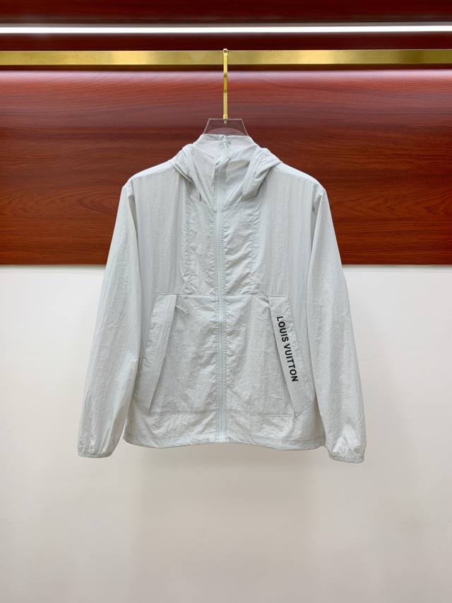 新品 Lv渠道精品.2025Ss春夏新款运动服夹克防嗮服外套！防嗮衣经典之余增添了与时俱进的时尚感,型男靓女的最佳选择.新型轻量绢丝纤维尼龙面料,轻盈透气,绗缝