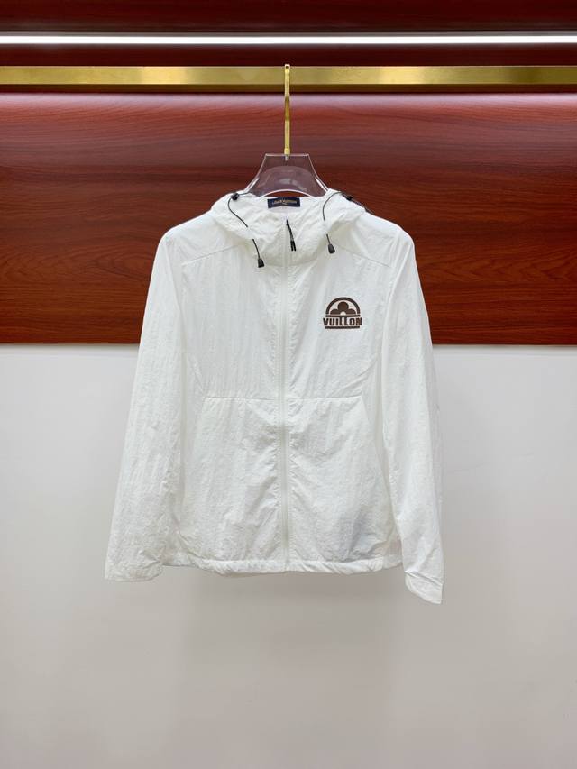 新品 Lv渠道精品.2025Ss春夏新款运动服夹克防嗮服外套！防嗮衣经典之余增添了与时俱进的时尚感,型男靓女的最佳选择.新型轻量绢丝纤维尼龙面料,轻盈透气,绗缝