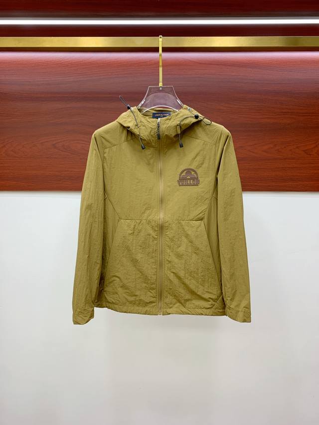 新品 Lv渠道精品.2025Ss春夏新款运动服夹克防嗮服外套！防嗮衣经典之余增添了与时俱进的时尚感,型男靓女的最佳选择.新型轻量绢丝纤维尼龙面料,轻盈透气,绗缝