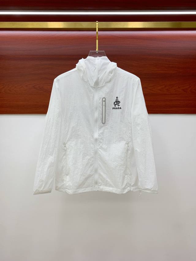 新品 普拉达渠道精品.2025Ss春夏新款运动服夹克防嗮服外套！防嗮衣经典之余增添了与时俱进的时尚感,型男靓女的最佳选择.新型轻量绢丝纤维尼龙面料,轻盈透气,绗