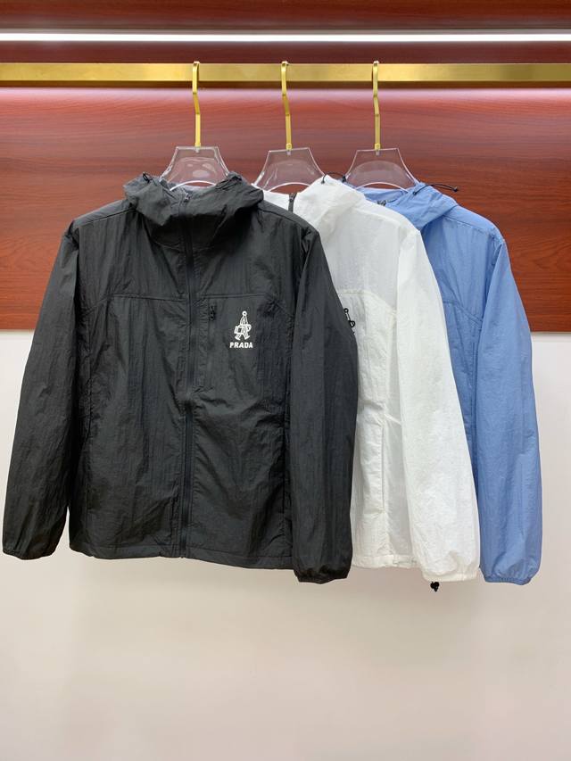 新品 普拉达渠道精品.2025Ss春夏新款运动服夹克防嗮服外套！防嗮衣经典之余增添了与时俱进的时尚感,型男靓女的最佳选择.新型轻量绢丝纤维尼龙面料,轻盈透气,绗