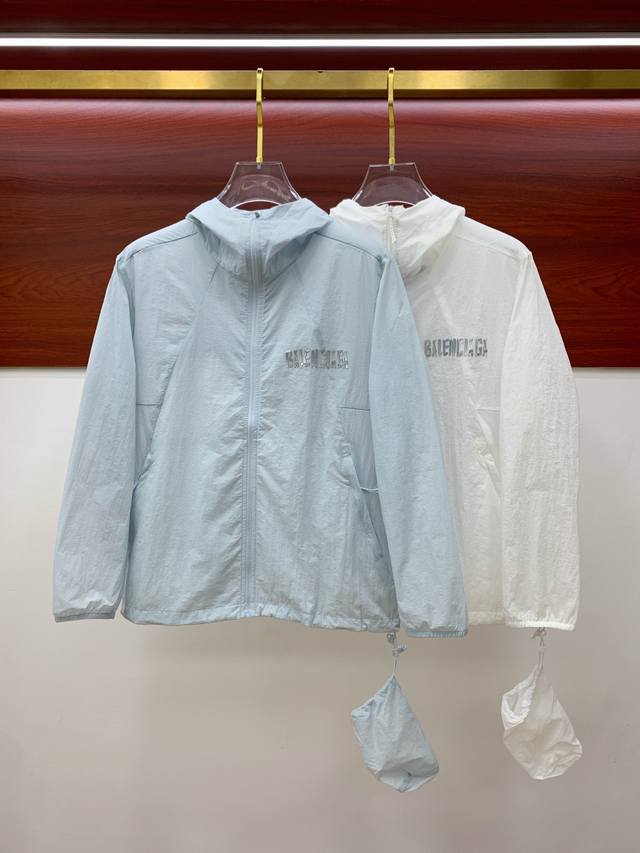 新品 巴黎世家渠道精品.2025Ss春夏新款运动服夹克防嗮服外套！防嗮衣经典之余增添了与时俱进的时尚感,型男靓女的最佳选择.新型轻量绢丝纤维尼龙面料,轻盈透气,