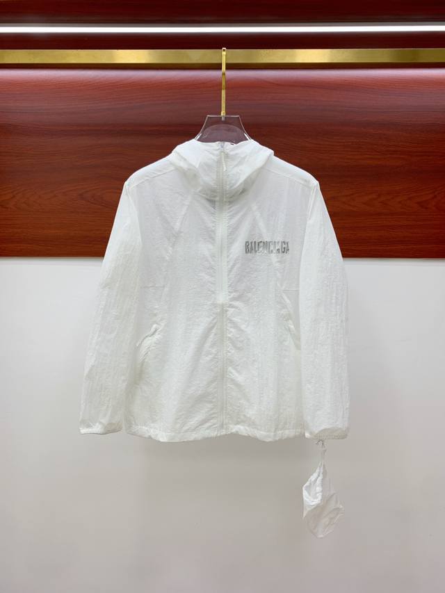 新品 巴黎世家渠道精品.2025Ss春夏新款运动服夹克防嗮服外套！防嗮衣经典之余增添了与时俱进的时尚感,型男靓女的最佳选择.新型轻量绢丝纤维尼龙面料,轻盈透气,