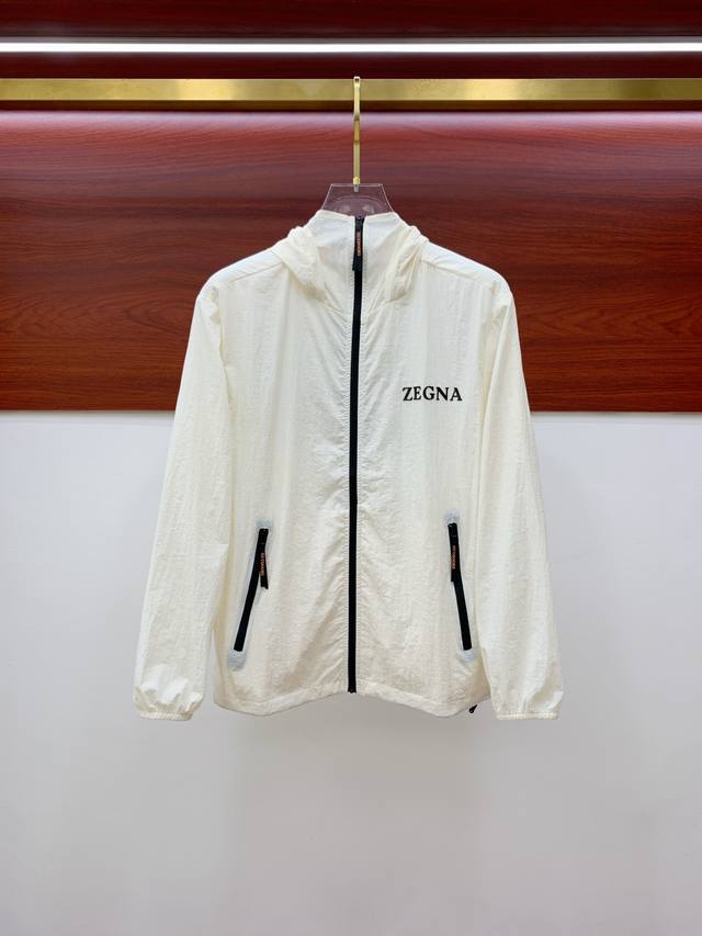 新品 杰尼亚渠道精品.2025Ss春夏新款运动服夹克防嗮服外套！防嗮衣经典之余增添了与时俱进的时尚感,型男靓女的最佳选择.新型轻量绢丝纤维尼龙面料,轻盈透气,绗