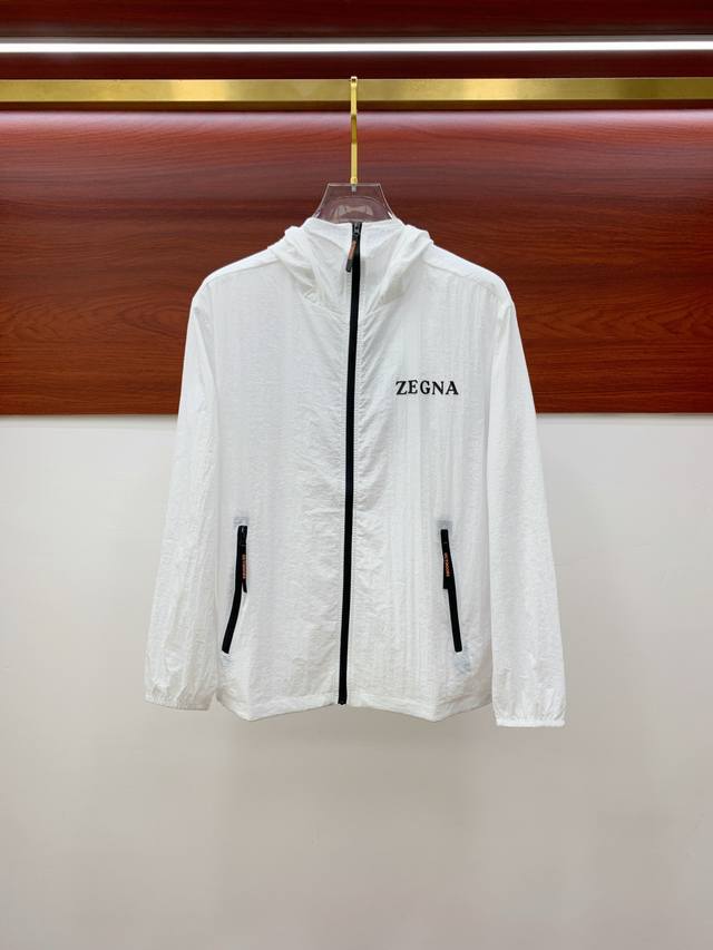 新品 杰尼亚渠道精品.2025Ss春夏新款运动服夹克防嗮服外套！防嗮衣经典之余增添了与时俱进的时尚感,型男靓女的最佳选择.新型轻量绢丝纤维尼龙面料,轻盈透气,绗