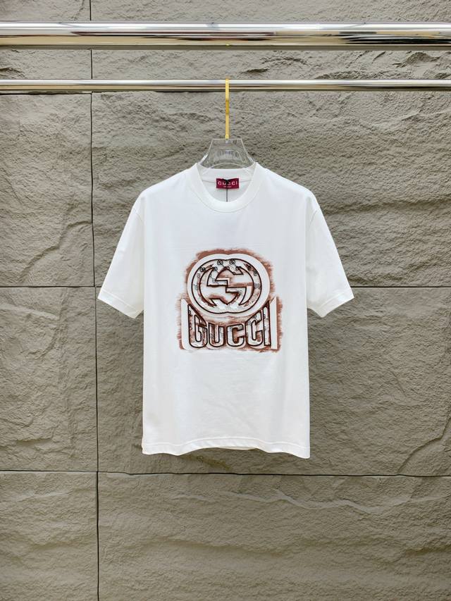 Ss古驰纯棉最新面料！经典标识图案Logo时尚简约潮流短袖，最顶级的品质专柜原单短袖，顶级制作工艺进口面料，专柜款独特设计，采用进口高端订制面料。官网在售！面料