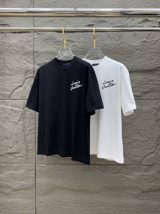 Sslv纯棉最新面料！经典标识图案Logo时尚简约潮流短袖，最顶级的品质专柜原单短袖，顶级制作工艺进口面料，专柜款独特设计，采用进口高端订制面料。官网在售！面料