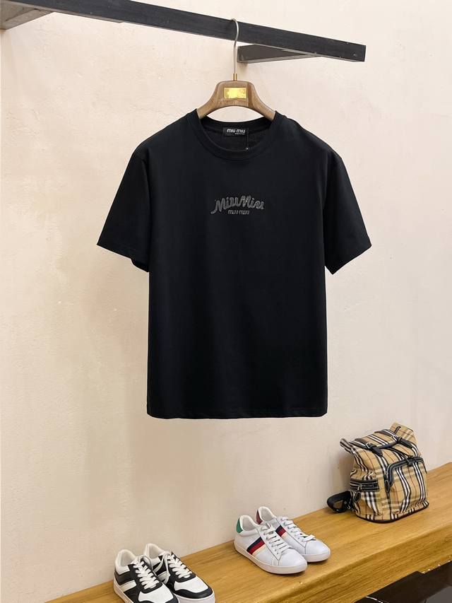 市场有仿版认准工艺和面料 25Ssmiumiu家纯棉最新面料 最高版本 胸前后背Miumiu字母涂鸦工艺经典标识图案Logo时尚简约潮流短袖，最顶级的品质专柜原