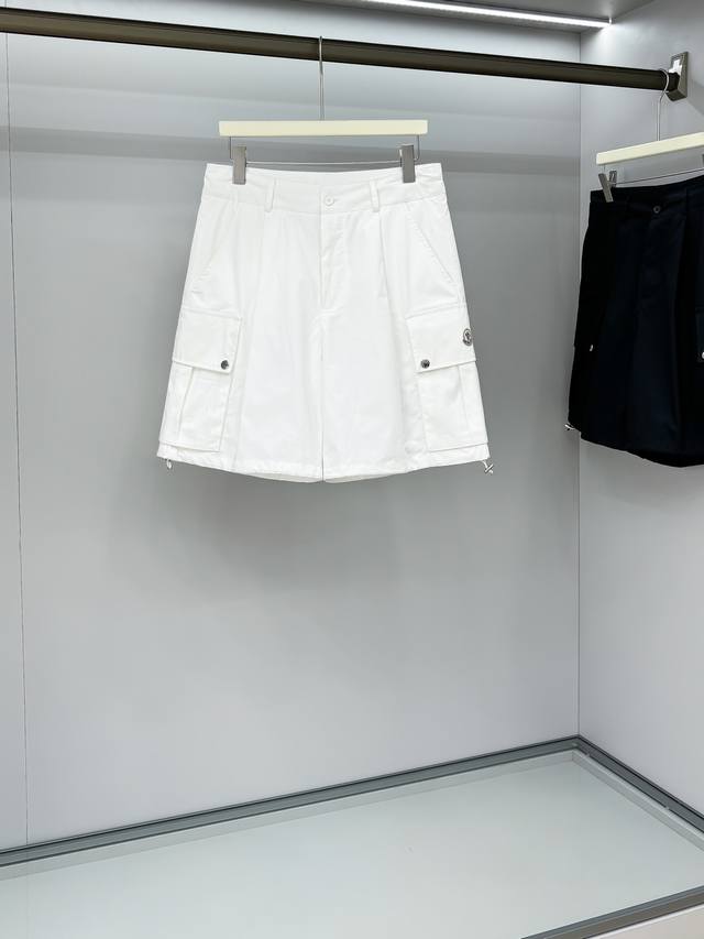 宝藏级短裤 Moncle* 蒙口 25Ss首单发春夏新品，潇洒帅气的高级单品工装短裤，Logo标签 两侧口袋高级时髦，进口面料质感挺阔舒适，原版开模定制五金纽扣