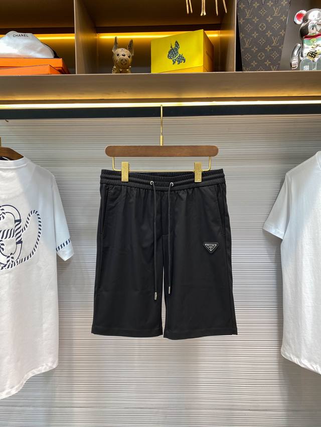 Pra25Ss春夏新款黑色斜纹棉布抽绳短裤，男士反光字母标识印花时尚休闲短裤五分裤！贸易公司渠道稀出，领先官网发售！P家全新反光标识短裤以其独特的设计、精选的面
