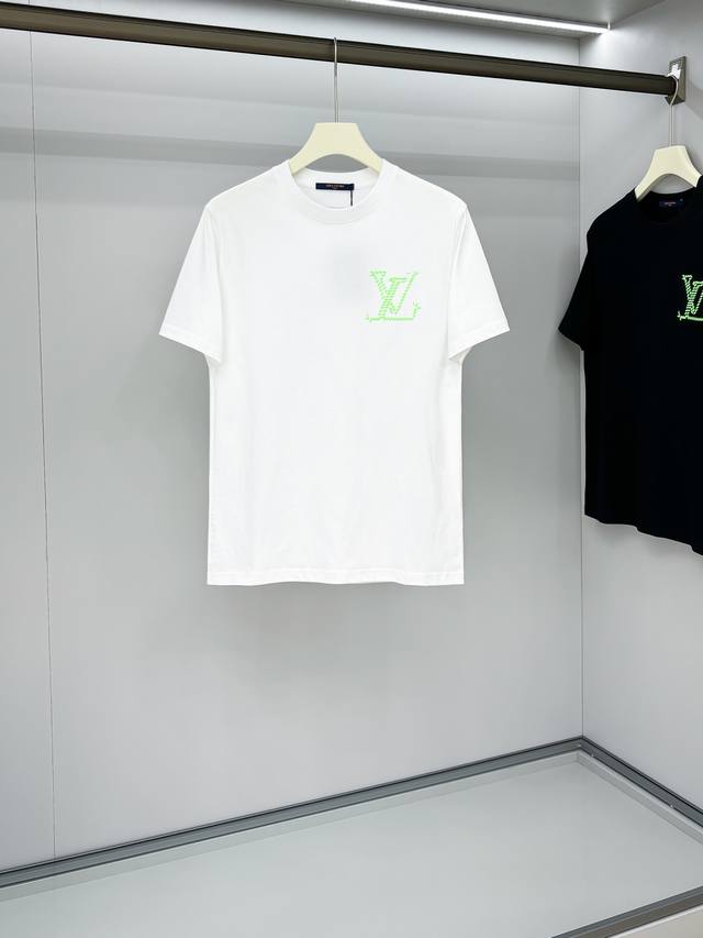 爆款 2025春夏新款首发专柜最新款短袖圆领T恤 高端订制 经典设计前卫时尚！品牌Logo发泡工艺设计 高端定制棉面料.手感柔软.穿着舒适.专柜级别精致车线.做