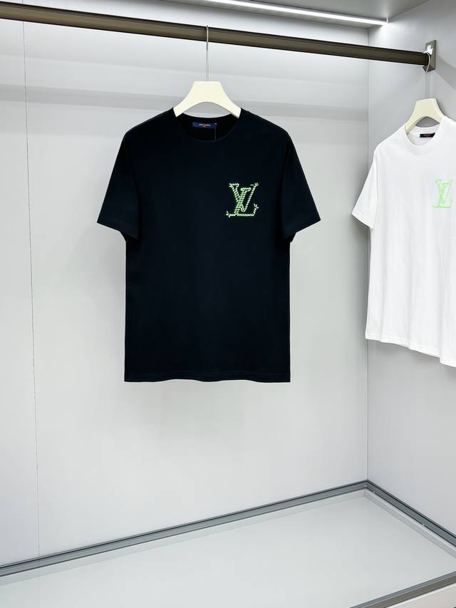 爆款 2025春夏新款首发专柜最新款短袖圆领T恤 高端订制 经典设计前卫时尚！品牌Logo发泡工艺设计 高端定制棉面料.手感柔软.穿着舒适.专柜级别精致车线.做