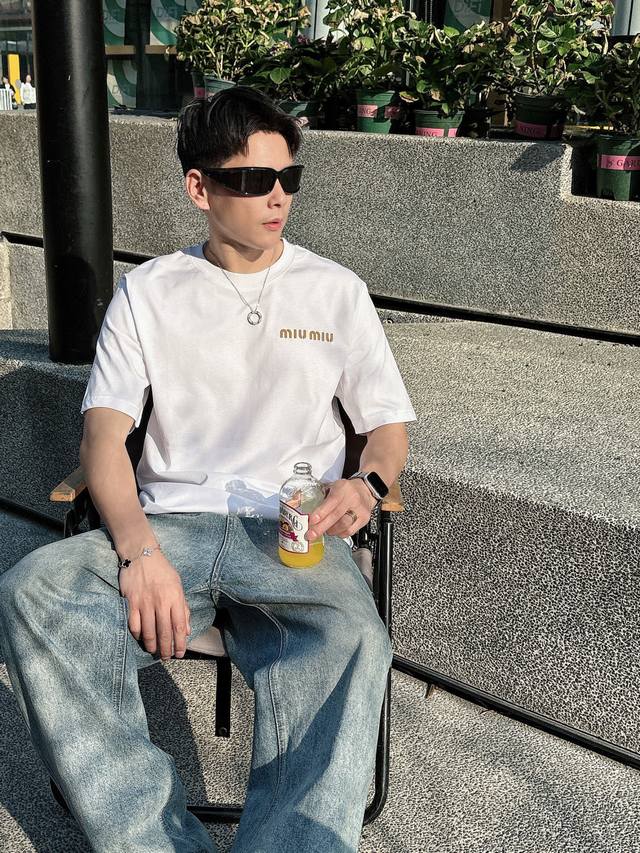 Miu25Ss春夏新款平纹针织棉布基础圆领短Tee，男女同款立体字母标识胶印休闲直筒短袖T恤衫！贸易公司渠道稀出，领先官网发售！Miu新款T恤从面料的选择到设计