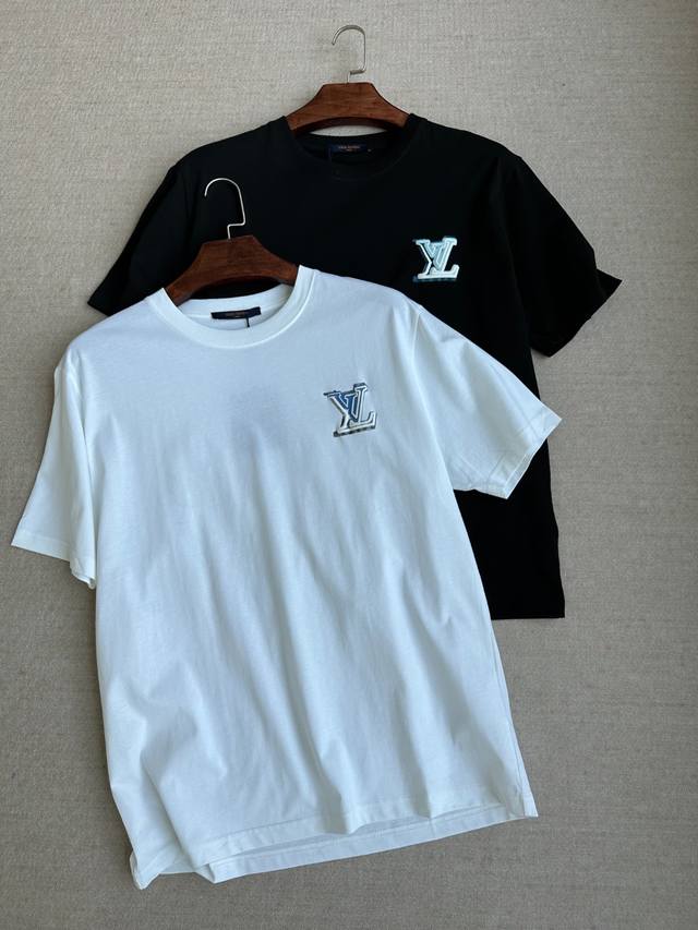 新品 贸易公司订单,2025春夏新款V登发泡印花设计短袖T恤。腔调满满的型格尤物.单穿内搭无与伦比的美好.渠道精品,时尚潮流必收款.客供针织棉面料,展现完美的质