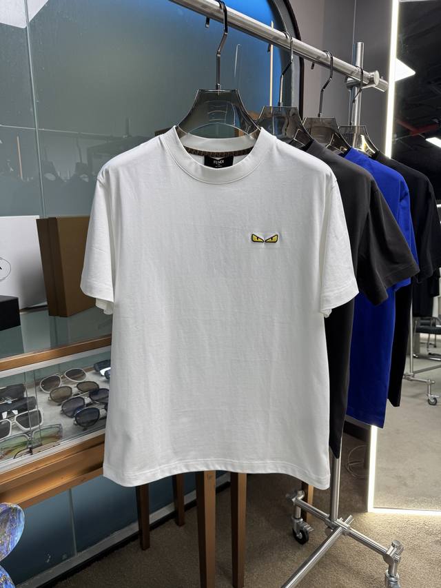 小怪兽 高定面料 玉蚕丝般的丝滑 2025春夏新品上市，时尚经典圆领短袖时尚单品设计，更加时尚舒适，高标准定制，上身非常有型，胸前品牌经典Logo 图案 客供辅