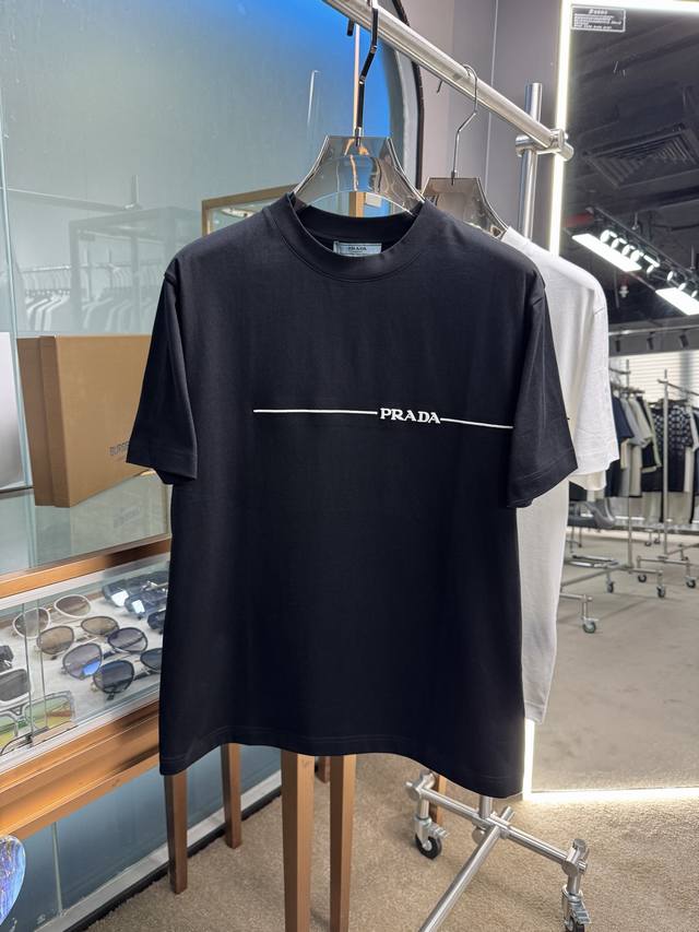 家 高定面料 玉蚕丝般的丝滑 2025春夏新品上市，时尚经典圆领短袖时尚单品设计，更加时尚舒适，高标准定制，上身非常有型，胸前品牌经典Logo 图案 客供辅料，