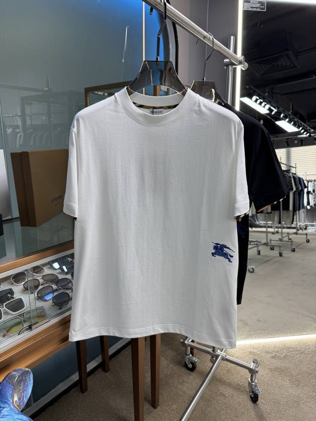 Bbr 高定面料 玉蚕丝般的丝滑 2025春夏新品上市，时尚经典圆领短袖时尚单品设计，更加时尚舒适，高标准定制，上身非常有型，胸前品牌经典Logo 图案 客供辅