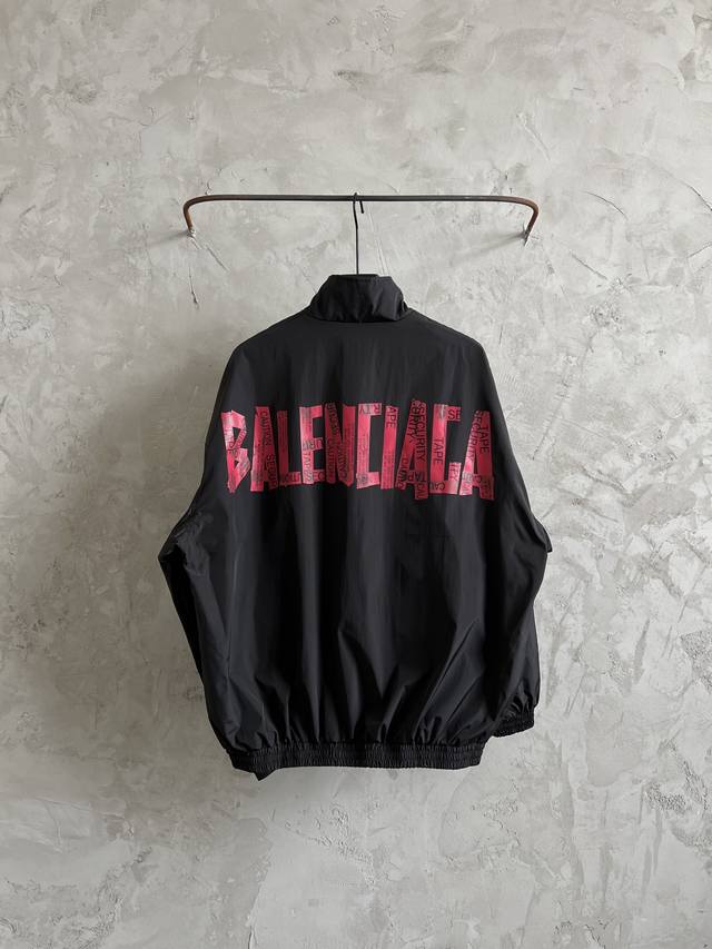 Balenciaga新款巴黎世家胶带粉红色贴纸字母印花压胶贴纸Balenciaga新款巴黎世家外套胶带新款25Ss早春款胶纸风格流行款冲锋衣外套夹克特别百搭的一
