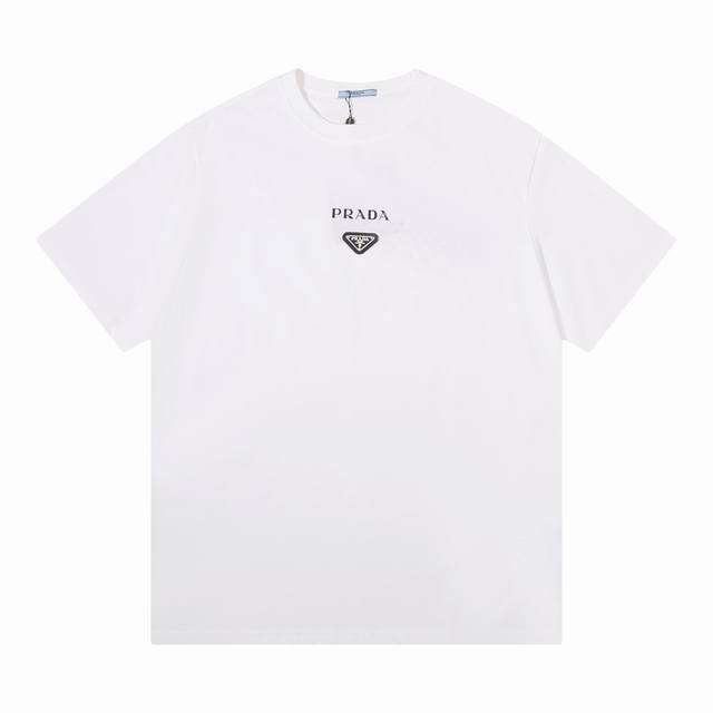 隔天 25Ss早春新品 Prada 普拉达 260克圆领短袖T恤 官方同步 高版本 高品质 时尚个性 百搭潮流 纯原品质 原版面料 吊牌 领标 水洗麦 三标齐全