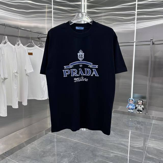 普拉达 2025春夏新款 260克短袖T恤 个性印花 男女同款宽松版 S M L Xl Xxl 五个码 黑色 白色 咖啡色
