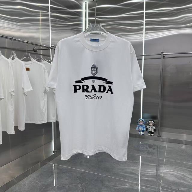 普拉达 2025春夏新款 260克短袖T恤 个性印花 男女同款宽松版 S M L Xl Xxl 五个码 黑色 白色 咖啡色
