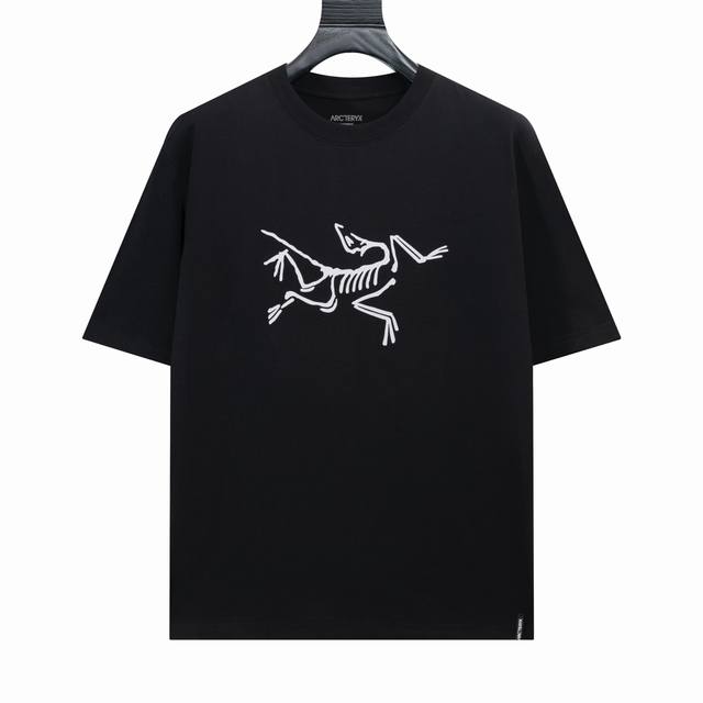 Arc’ Teryx始祖鸟Arc25Ss 胸前印花拉浆短袖T恤 采用60支双股，270G全棉面料。上身透气，绝不起球，手感柔软舒适，全衣平车走线立体剪裁。胸前L