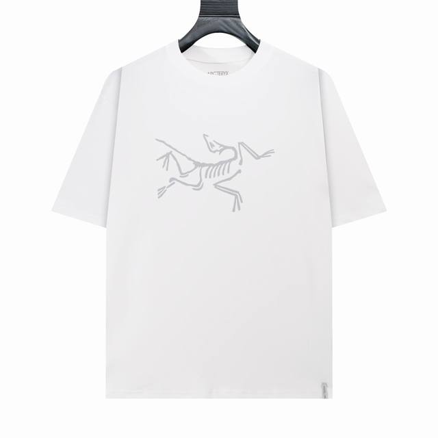 Arc’ Teryx始祖鸟Arc25Ss 胸前印花拉浆短袖T恤 采用60支双股，270G全棉面料。上身透气，绝不起球，手感柔软舒适，全衣平车走线立体剪裁。胸前L