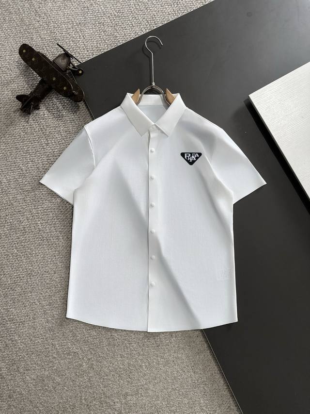 隔天出货 高品质 Prada 普拉达 25Ss春夏新款高定Polo翻领T恤 意大利进口机器制造 真正做到顶奢高品质 闭眼入 精梳重磅的面料，高强度高克重面料掂起