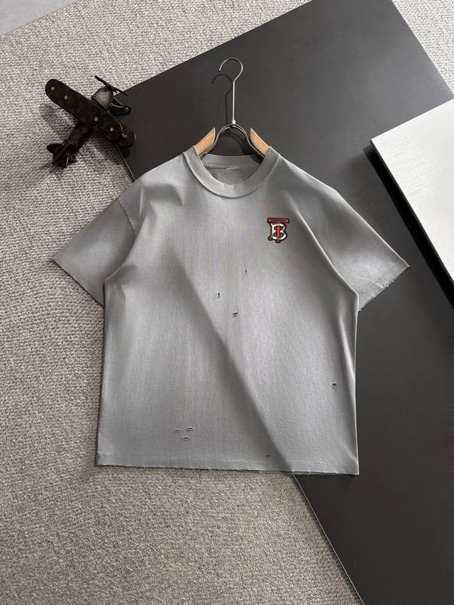 隔天出货 高品质 Burberry 巴宝莉 2025春夏新款男款蜡染水洗短袖T恤 精梳重磅洗后双纱面料，高强度面料掂起来手感份量十足，上身也比普通T更加有质感，
