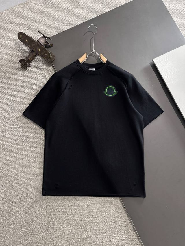 隔天出货 高品质 Moncler 蒙口 2025春夏新款男款蜡染水洗短袖T恤 精梳重磅洗后双纱面料，高强度面料掂起来手感份量十足，上身也比普通T更加有质感，不易