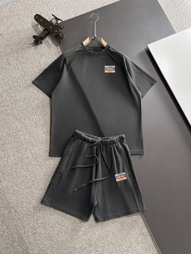 隔天出货 Gucci 古奇 高品质 2025春夏新款松紧带休闲重工水洗套装，蜡染牛肚吸汗透气，专柜定制面料 透气舒适度高，细节无可挑剔，品牌元素设计理念，体现高