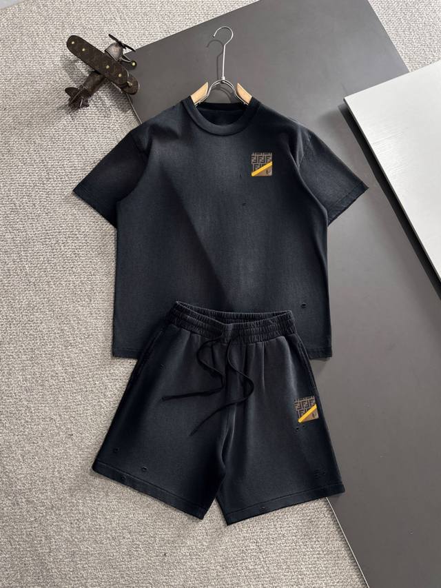 隔天出货 Fendi 芬迪 高品质 2025春夏新款松紧带休闲重工水洗套装，蜡染牛肚吸汗透气，专柜定制面料 透气舒适度高，细节无可挑剔，品牌元素设计理念，体现高