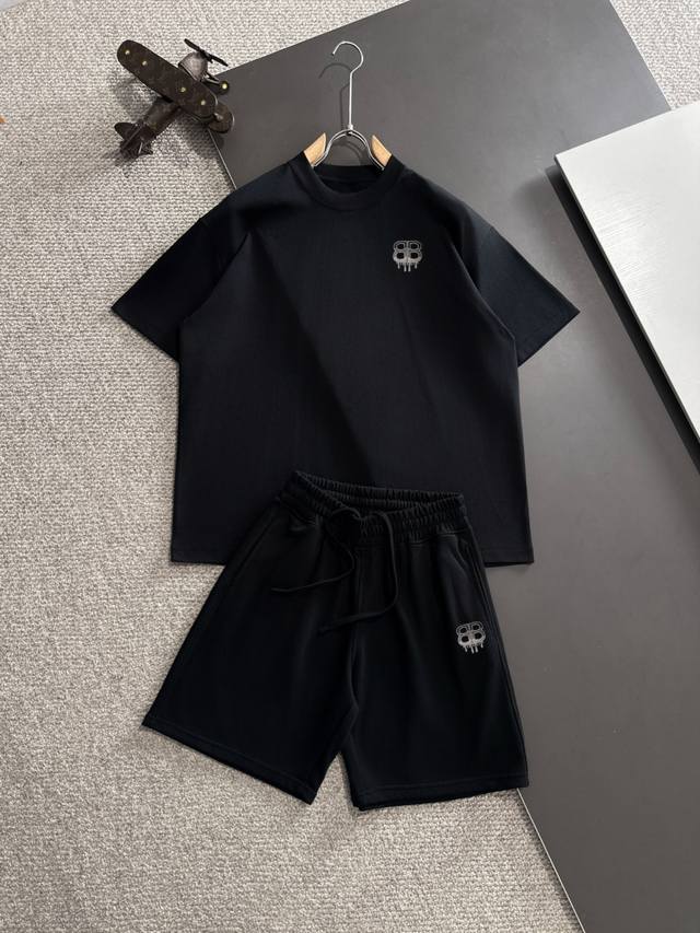 隔天出货 Balenciaga 巴黎世家 高品质 2025春夏新款松紧带休闲重工水洗套装，蜡染牛肚吸汗透气，专柜定制面料 透气舒适度高，细节无可挑剔，品牌元素设