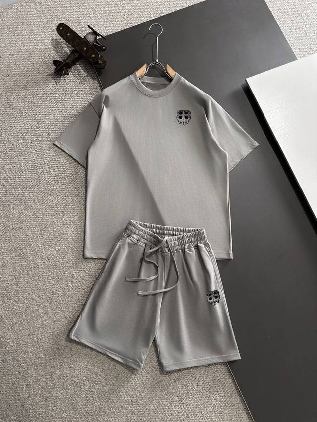 隔天出货 Balenciaga 巴黎世家 高品质 2025春夏新款松紧带休闲重工水洗套装，蜡染牛肚吸汗透气，专柜定制面料 透气舒适度高，细节无可挑剔，品牌元素设