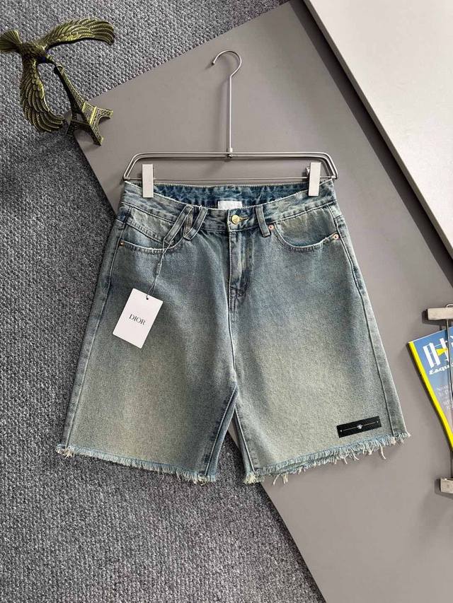 迪奥2025夏季新品牛仔裤牛仔短裤，采用进口客供日本Denim平纹棉质牛仔面料梭织生产，三标齐全，顶尖的石磨水洗工艺让质感达到80年代的老味，柔软细腻舒适透气，