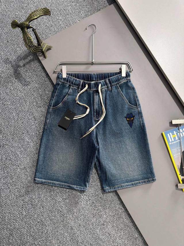 芬迪2025夏季新品牛仔裤牛仔短裤，采用进口客供日本Denim平纹棉质牛仔面料梭织生产，三标齐全，顶尖的石磨水洗工艺让质感达到80年代的老味，柔软细腻舒适透气，