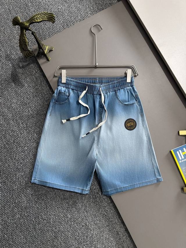 大鹅2025夏季新品牛仔裤牛仔短裤，采用进口客供日本Denim平纹棉质牛仔面料梭织生产，三标齐全，顶尖的石磨水洗工艺让质感达到80年代的老味，柔软细腻舒适透气，