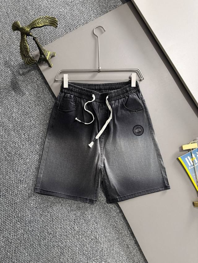 大鹅2025夏季新品牛仔裤牛仔短裤，采用进口客供日本Denim平纹棉质牛仔面料梭织生产，三标齐全，顶尖的石磨水洗工艺让质感达到80年代的老味，柔软细腻舒适透气，
