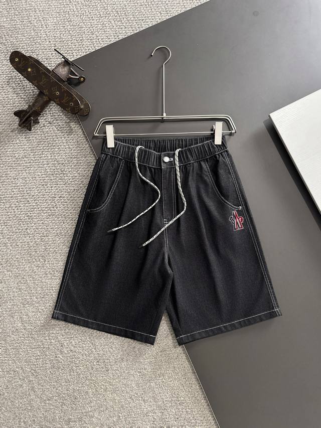 隔天出货 高品质 Moncler 蒙口 2025春夏新款松紧带休闲牛仔短裤，专柜同步，闭眼入的款！裤脚下摆二本针锁边，针脚细密牢固，专柜定制面料 透气舒适度高，