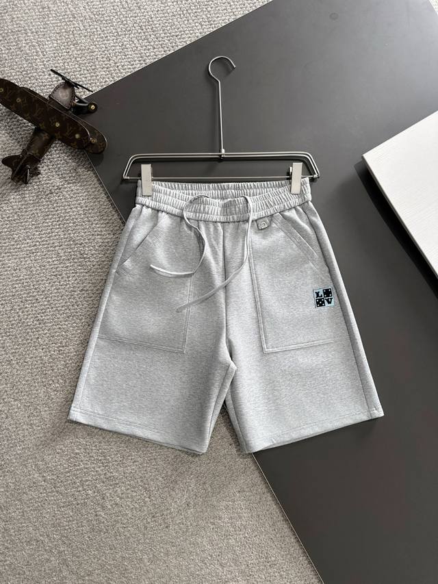 隔天出货 高品质 Louis Vuitton 路易威登Lv 2025春夏新款松紧带休闲净色宽松短裤，裤脚下摆二本针锁边，针脚细密牢固，专柜定制面料 透气舒适度高