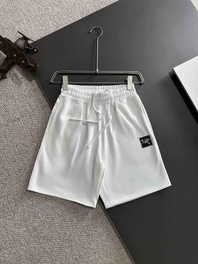 隔天出货 高品质 Arcteryx 始祖鸟 2025春夏新款松紧带休闲净色宽松短裤，裤脚下摆二本针锁边，针脚细密牢固，专柜定制面料 透气舒适度高，细节无可挑剔，