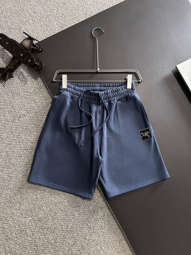 隔天出货 高品质 Arcteryx 始祖鸟 2025春夏新款松紧带休闲净色宽松短裤，裤脚下摆二本针锁边，针脚细密牢固，专柜定制面料 透气舒适度高，细节无可挑剔，