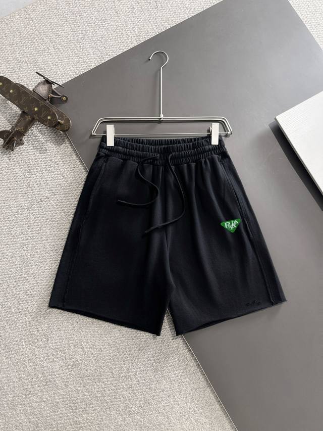 隔天出货 高品质 Prada 普拉达 2025春夏新款松紧带休闲净色宽松短裤，裤脚下摆二本针锁边，针脚细密牢固，专柜定制面料 透气舒适度高，细节无可挑剔，品牌元