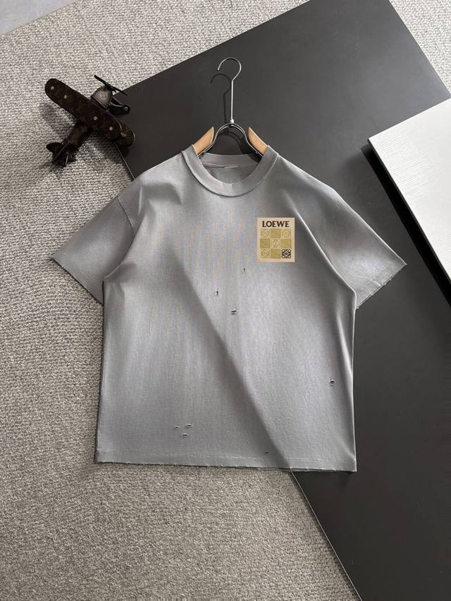 隔天出货 高品质 Loewe 罗意威 2025春夏新款男款蜡染水洗短袖T恤 精梳重磅洗后双纱面料，高强度面料掂起来手感份量十足，上身也比普通T更加有质感，不易变
