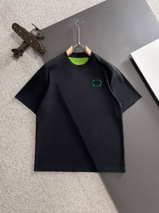 隔天出货 Gucci 2025春夏新款 顶级品质 区别通货 重磅推出双色双纱纯棉面料短袖 早春走秀款 个性独家款式 男女同款 采用进口定制定染面料 后领锁链底全